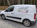 Egen PA, smidig rigg och lagom volym Vit skåpbil med STEP UP-logotyp och bokningsnummer – egen PA och utrustning med på plats
